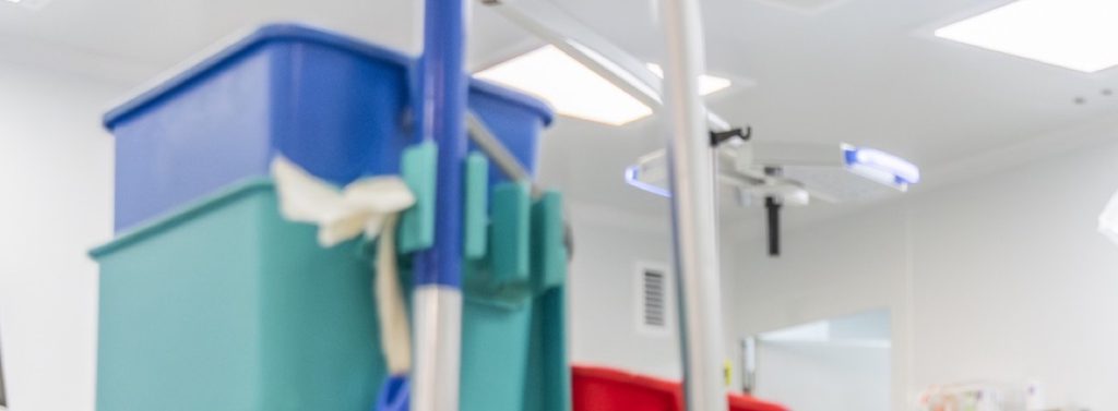 Cleaning cart in an operating theatre